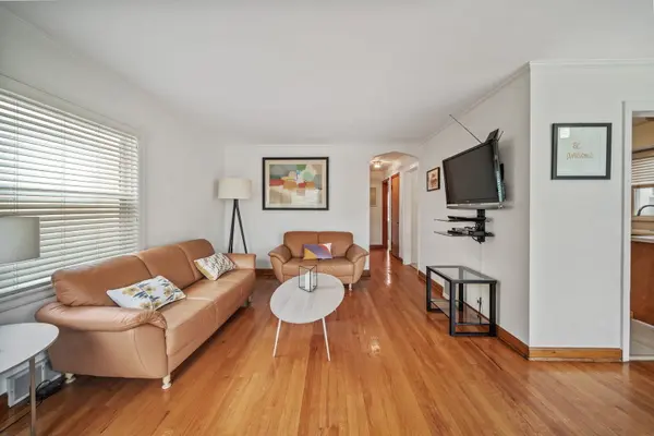 5041 N New England AVE, Chicago, IL 60656