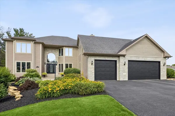 10 Bordeaux CT, Oakwood Hills, IL 60013