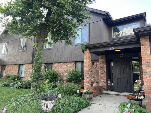 23 Creekside CIR #D,  Elgin,  IL 60123