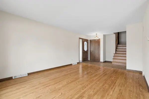 67 Rosewood LN, Chicago Heights, IL 60411