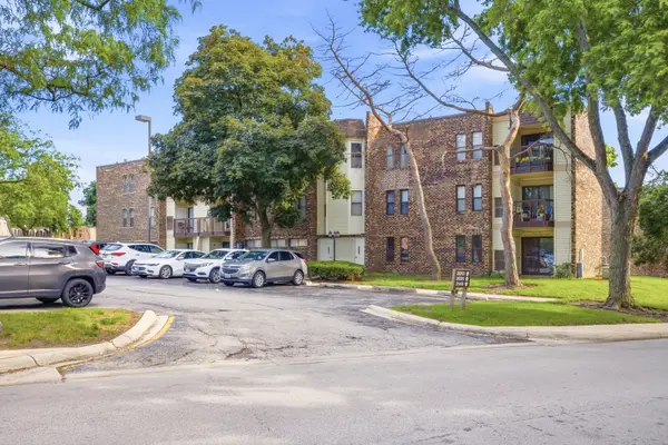 2013 Country Club DR #4a, Woodridge, IL 60517