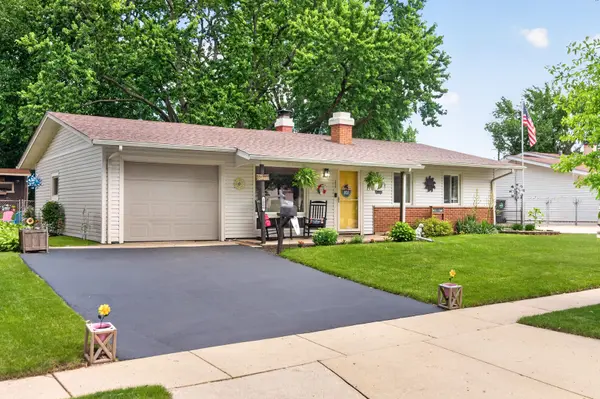 1009 Stratford CIR, Streamwood, IL 60107