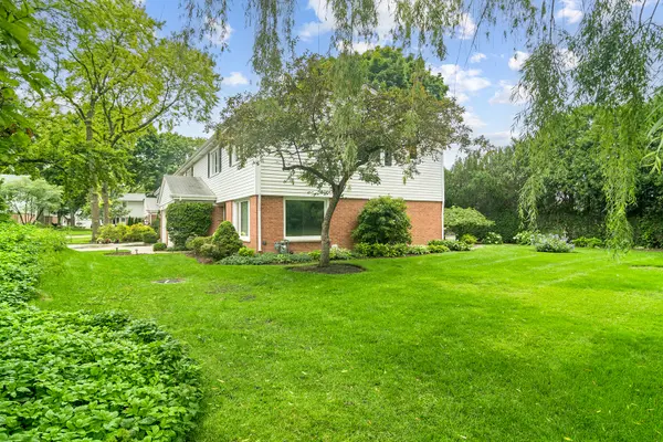 123 N Peartree LN, Arlington Heights, IL 60004