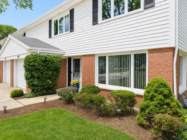 123 N Peartree LN, Arlington Heights, IL 60004
