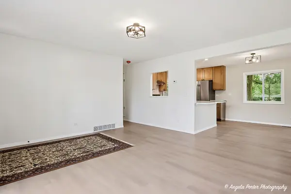 221 Sky Hill RD, Wauconda, IL 60084