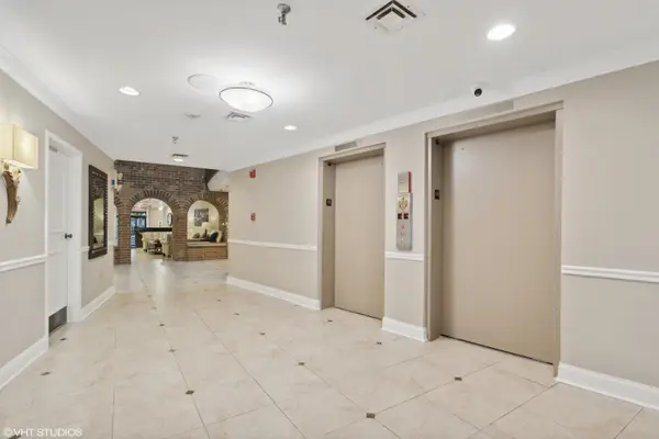 701 Lake Hinsdale DR #412, Willowbrook, IL 60527