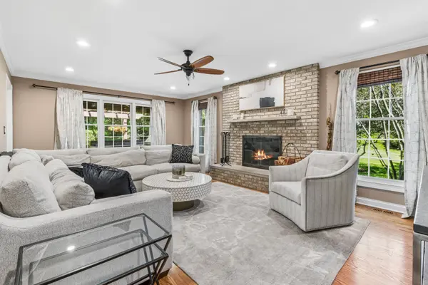 21 Seneca AVE W, Hawthorn Woods, IL 60047
