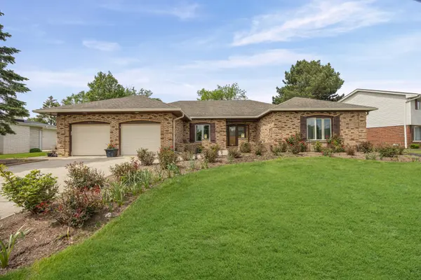 412 Stratford LN, Willowbrook, IL 60527