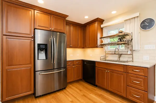 98 Lancaster LN, Des Plaines, IL 60018