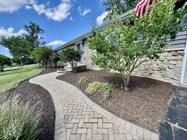 19402 Hahn DR, Dekalb, IL 60115