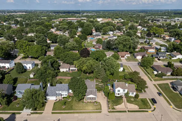 4367 Winston PL, Bettendorf, IA 52722