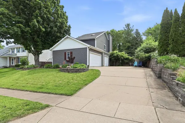 4367 Winston PL, Bettendorf, IA 52722