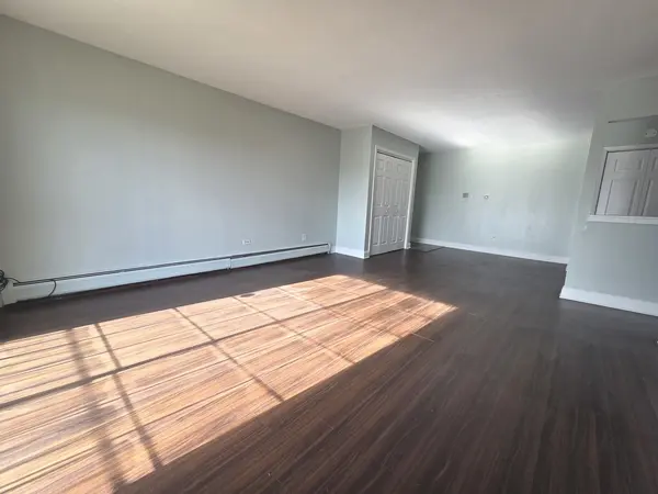 151 Elk TRL #348, Carol Stream, IL 60188