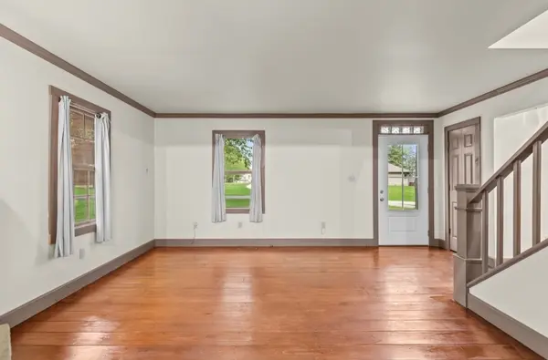 38 Wedgewood LN, Girard, IL 62640