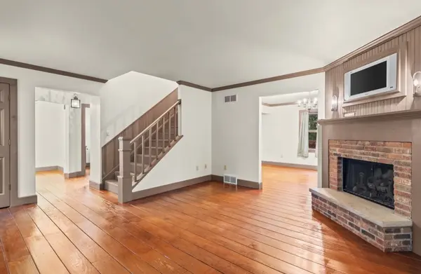 38 Wedgewood LN, Girard, IL 62640