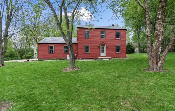 38 Wedgewood LN, Girard, IL 62640