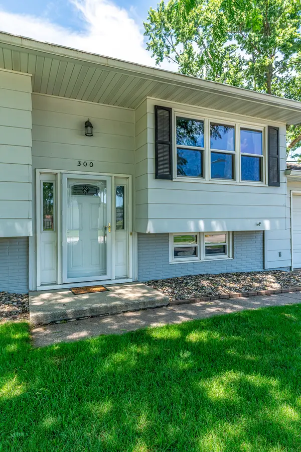 300 W Spring ST, Eldridge, IA 52748