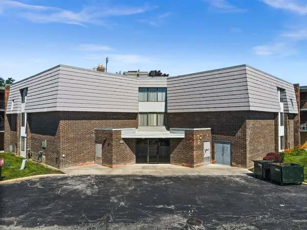 924 S Lake CT #105,  Westmont,  IL 60559