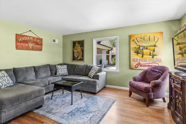 4532 Sherwood AVE, Downers Grove, IL 60515