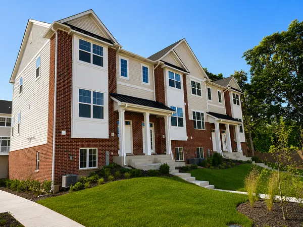 186 N East River RD, Des Plaines, IL 60016