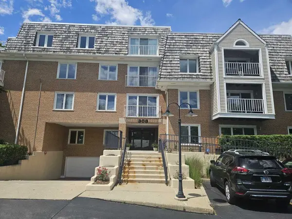 308 Happ RD #304, Northfield, IL 60093