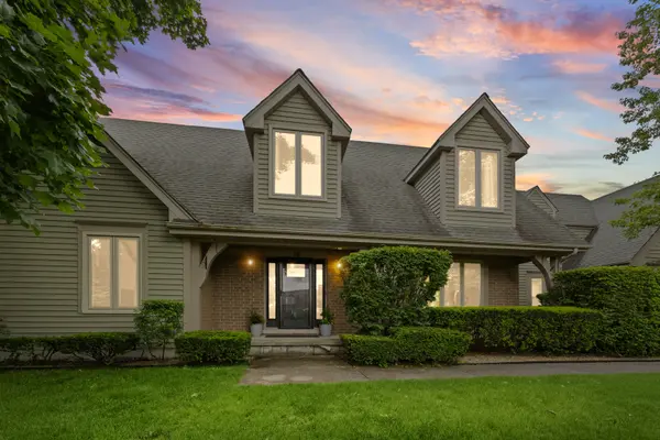 16 Old Barn RD, Hawthorn Woods, IL 60047