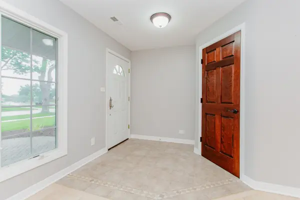 525 Briarcliff LN, Hoffman Estates, IL 60169