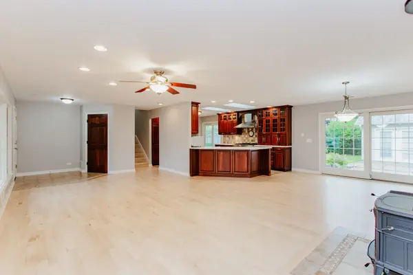 525 Briarcliff LN, Hoffman Estates, IL 60169