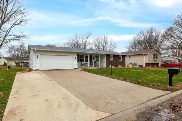 121 Park Lane CIR, Eldridge, IA 52748