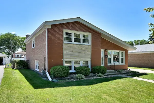 8925 S 49th CT, Oak Lawn, IL 60453