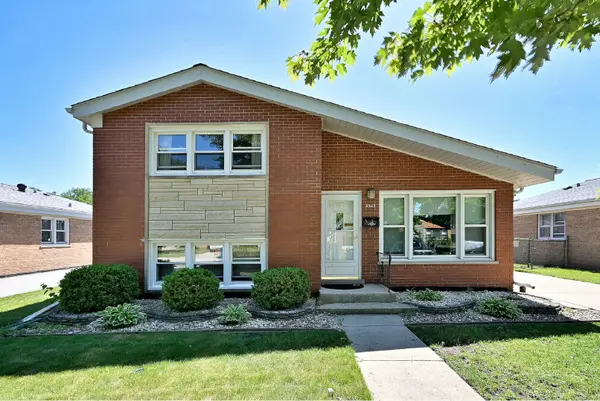 8925 S 49th CT, Oak Lawn, IL 60453
