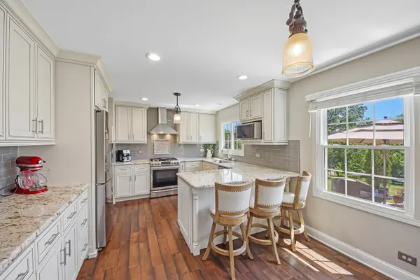 823 Warwick LN, Lake Zurich, IL 60047