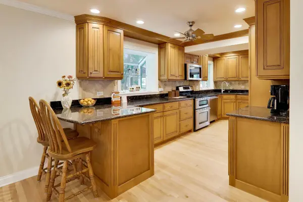 243 Sawyer AVE, Glen Ellyn, IL 60137