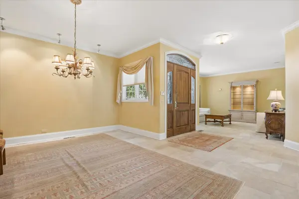 64 Forest Gate CIR, Oak Brook, IL 60523