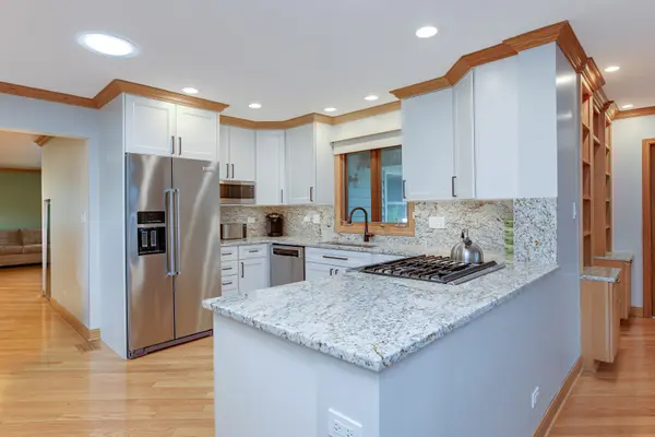955 Bernard DR, Buffalo Grove, IL 60089