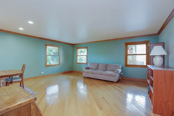 955 Bernard DR, Buffalo Grove, IL 60089