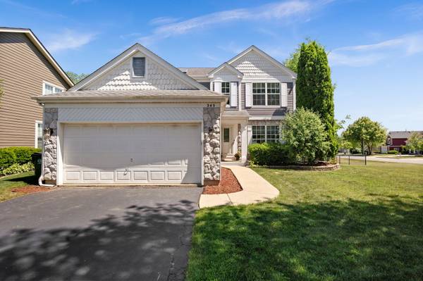 345 Mayfair LN, South Elgin, IL 60177