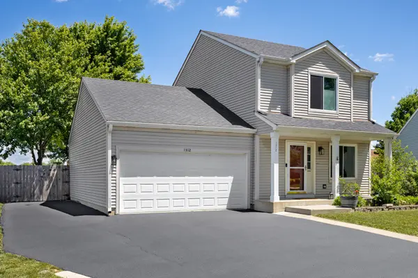 1312 Burke LN, South Elgin, IL 60177