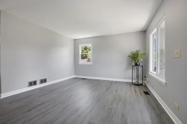 1312 Burke LN, South Elgin, IL 60177