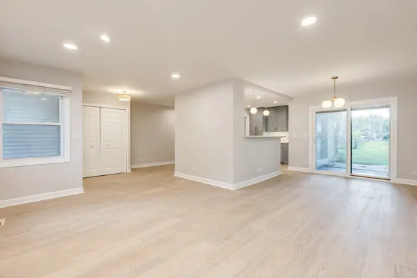 928 COLONY LAKE DR, Schaumburg, IL 60194