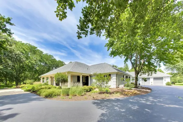 38W064 Tanglewood DR, Batavia, IL 60510
