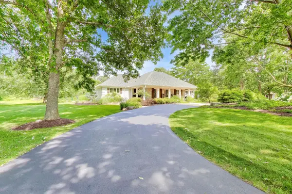 38W064 Tanglewood DR, Batavia, IL 60510