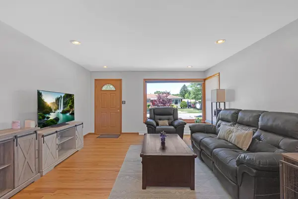 145 Princeton ST, Des Plaines, IL 60016