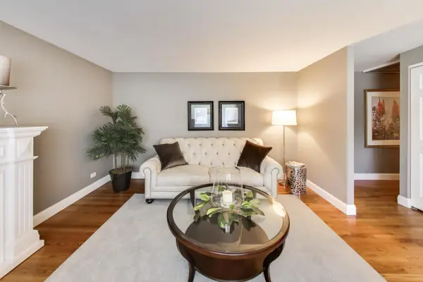 1424 Bates LN, Schaumburg, IL 60193