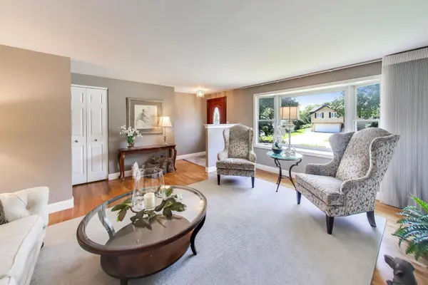 1424 Bates LN, Schaumburg, IL 60193