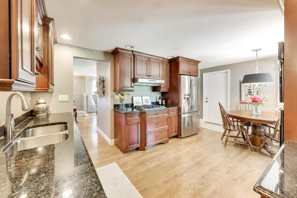 1424 Bates LN, Schaumburg, IL 60193