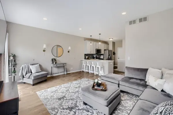233 Nicole DR #C, South Elgin, IL 60177