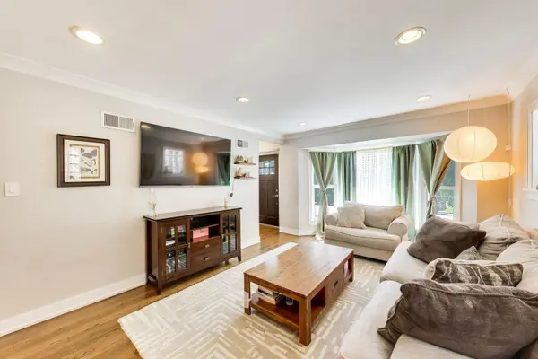 7028 W MELROSE ST, Chicago, IL 60634