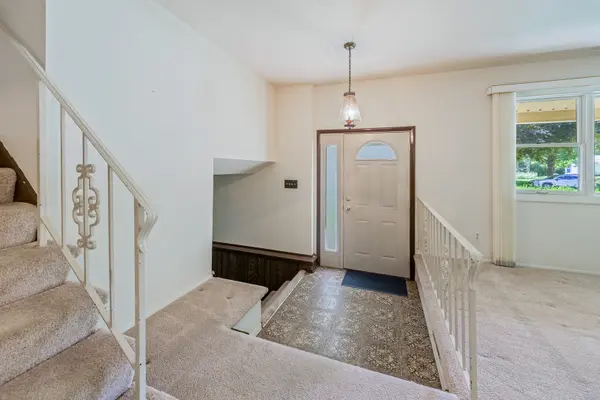 304 Dartmoor DR, Crystal Lake, IL 60014