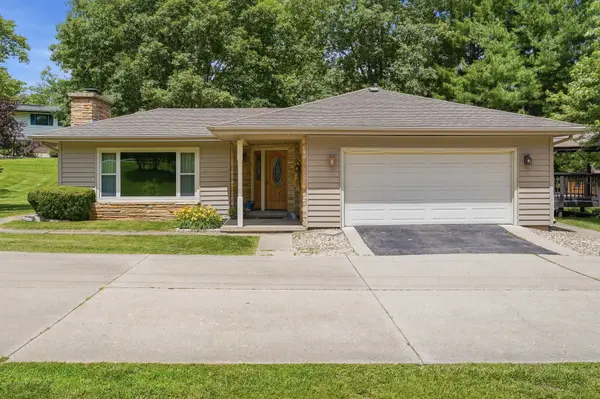 1952 Larod DR, Dixon, IL 61021